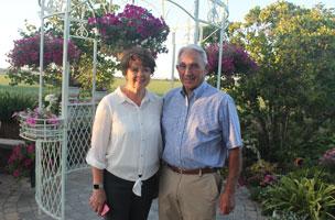 Lou和Kay Wettstein，最近威尼斯人娱乐城基金会花园之旅的主持人